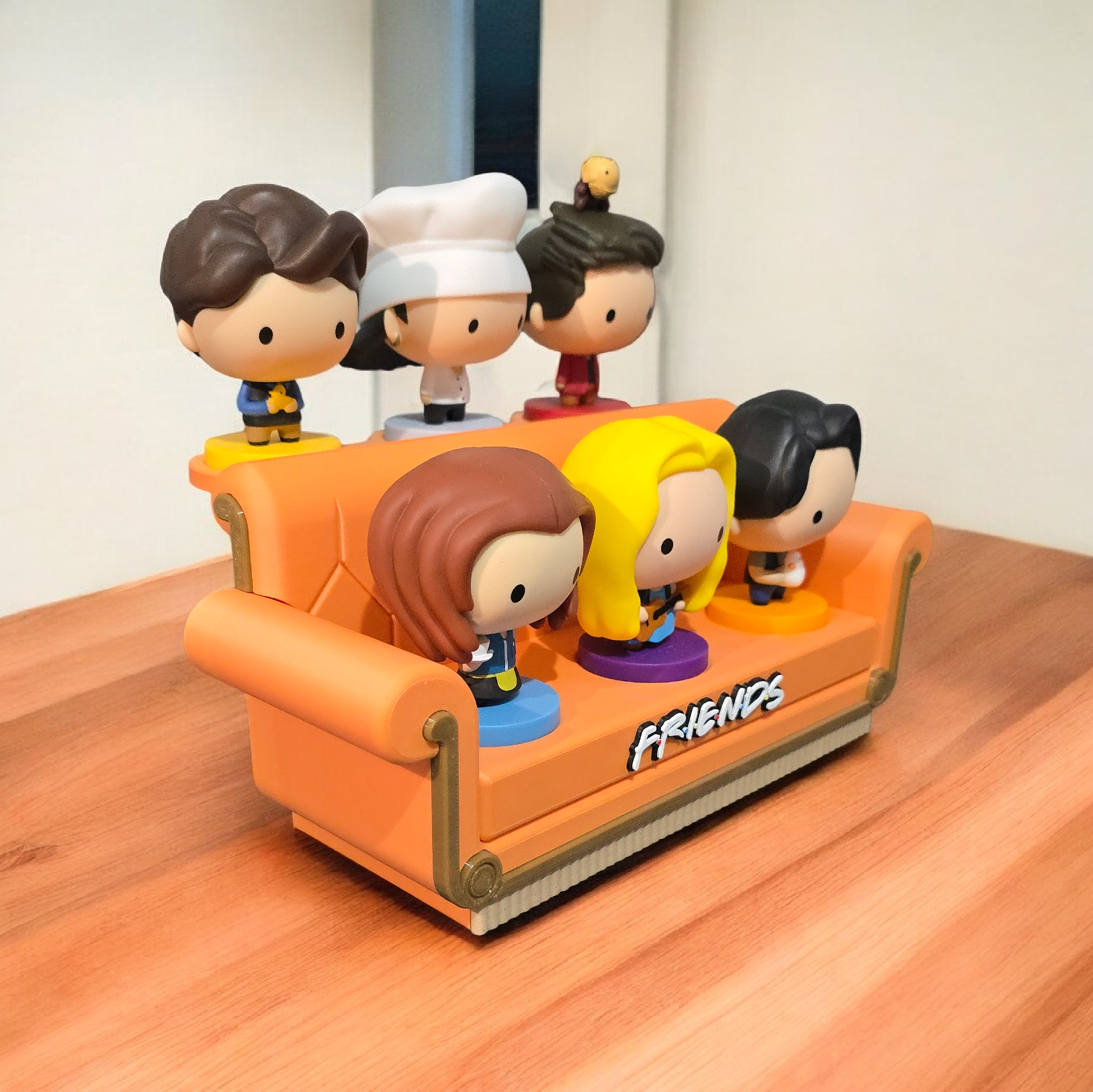 Sofá Decorativo Estilo Friends Compatible con Figuras Funko McDonals - Imagen 4