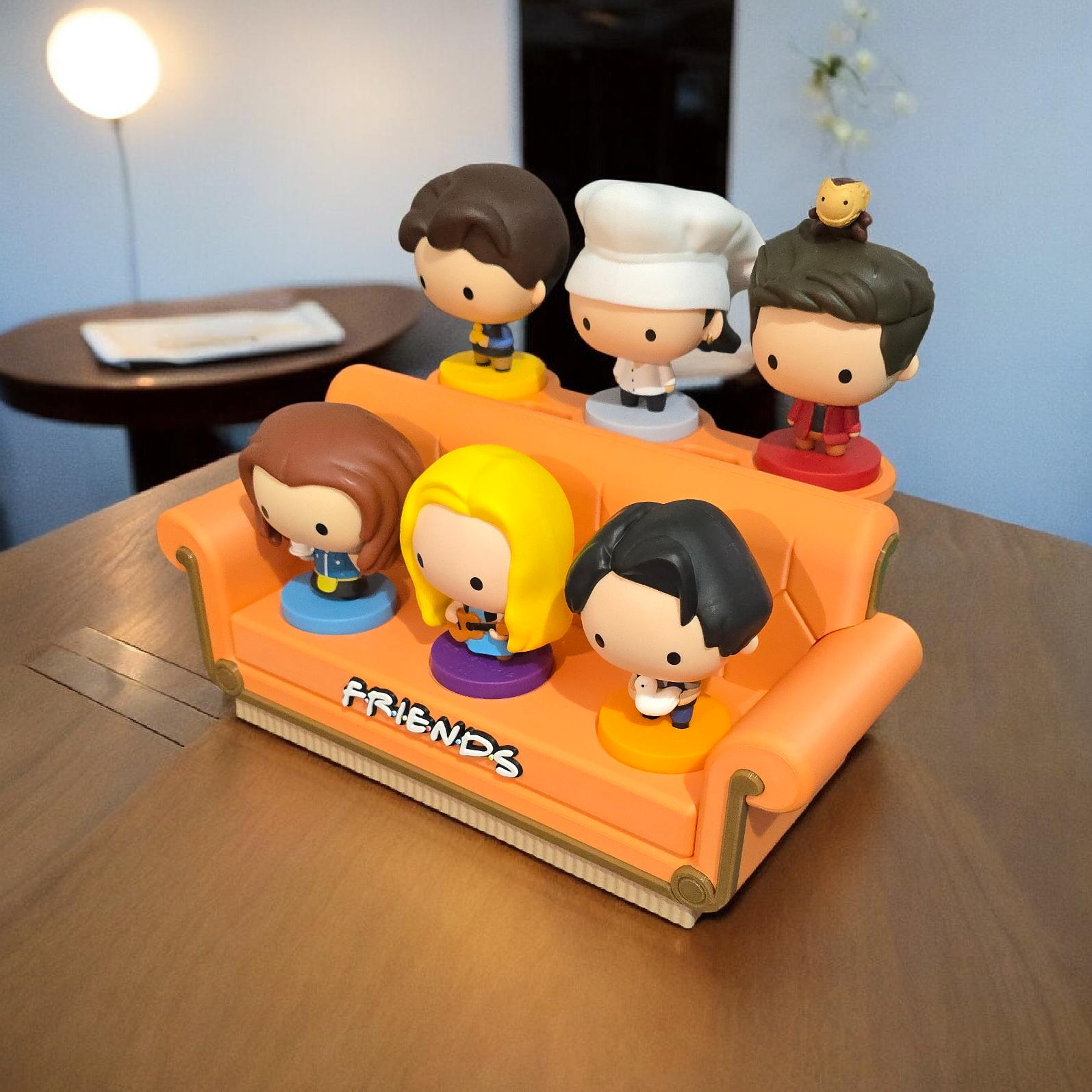 Sofá Decorativo Estilo Friends Compatible con Figuras Funko McDonals - Imagen 3